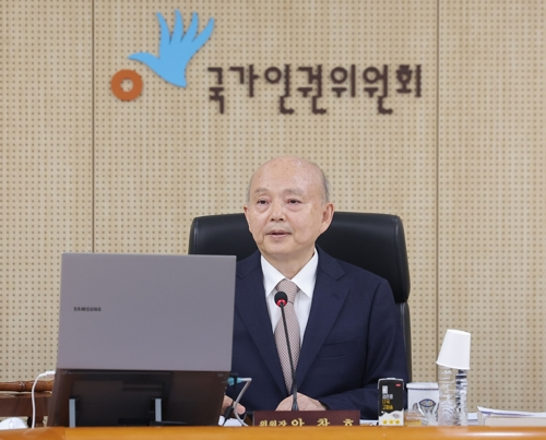 안창호 국가인권위원회 위원장이 23일 서울 중구 인권위에서 열린 제13차 전원위원회에 참석해 회의 시작을 기다리고 있다.   [연합뉴스]