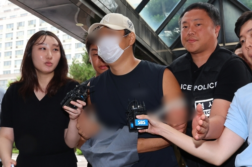 지난 10일 경기 김포시 한 단독주택에서 60∼70대 부모와 30대 형 등 일가족 3명을 흉기로 살해한 혐의를 받는 30대 A씨가 13일 부천시 원미구 인천지방법원 부천지원에서 열린 구속 전 피의자 심문(영장실질심사)에 출석하고 있다.  [연합뉴스]