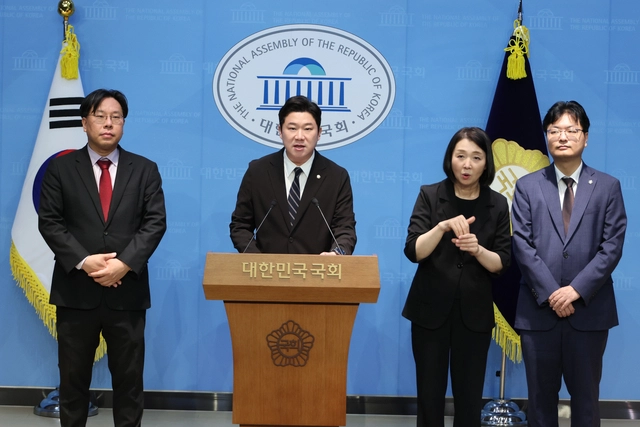 국민의힘 소장파 모임 ‘언더73’의 진종오 의원이 지난 9일 국회 소통관에서 당 혁신을 요구하는 기자회견을 하고 있다. [연합뉴스]