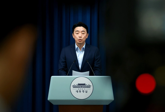 강훈식 대통령비서실장이 지난 7월11일 서울 용산 대통령실 청사에서 이재명 대통령의 문화체육관광부 및 국토교통부 장관 인선을 발표하고 있다. 문체부 장관 후보자로 최휘영 놀유니버스 대표, 국토부 장관 후보자로 김윤덕 더불어민주당 사무총장이 각각 지명되면서 새 정부 19개 부처 장관 후보자가 확정됐다.<연합뉴스 사진>