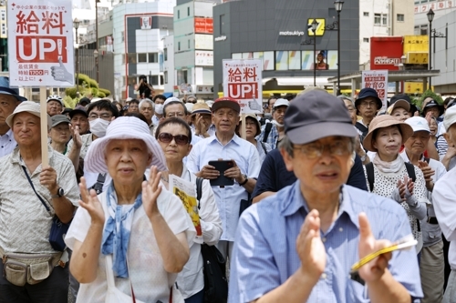 본 참의원 선거 유세 보는 청중. EPA 연합뉴스 자료사진