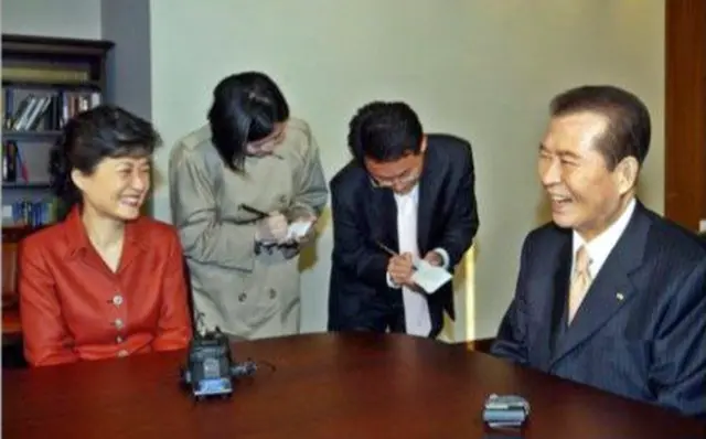 국민의힘 소속인 장성민 전 새천년민주당 의원은 14일 페이스북 글에 한나라당 대표 시절의 박근혜 전 대통령이 퇴임한 김대중(DJ) 전 대통령 동교동 사저를 예방했을 당시 사진을 덧붙이며 “박정희와 김대중의 창조적 융합”을 보수진영과 국민의힘의 3의 길로 제시했다.<장성민 세계와동북아평화포럼 이사장 페이스북 사진>