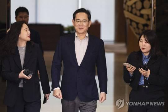 이재용 삼성전자 회장이 지난 4월 강서구 서울김포비즈니스항공센터(SGBAC)를 통해 귀국하고 있다. 연합뉴스