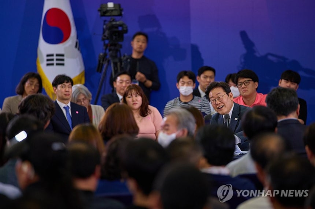 대통령실은 이재명 대통령이 4일 대전컨벤션센터에서 충청 타운홀 미팅을 갖는 모습을 5일 SNS에 공개했다.  연합뉴스