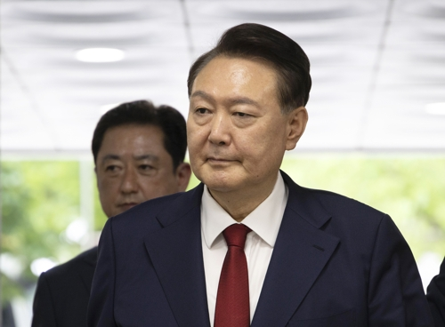 12·3 비상계엄과 관련해 특검의 수사를 받는 윤석열 전 대통령이 9일 서울 서초구 서울중앙지법에서 열린 영장실질심사에 출석하기 위해 법정으로 향하고 있다.  [사진공동취재단=연합뉴스]