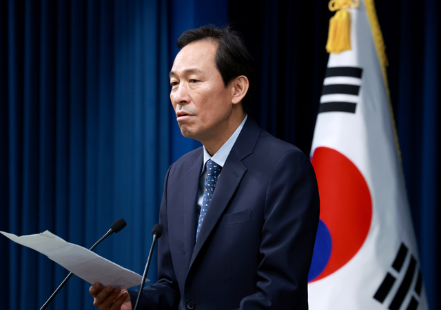 우상호 대통령실 정무수석이 서울 용산 대통령실 청사에서 지난 7일 이재명 대통령과 김민석 국무총리의 주례회동 관련 브리핑을 하고 있다. [연합뉴스]