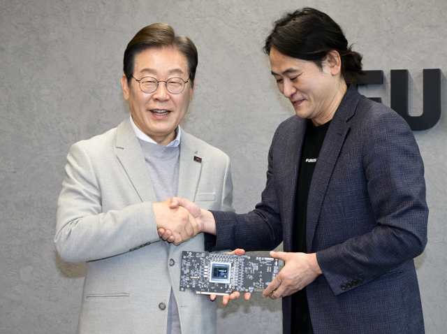 이재명 대통령이 예비후보 시절인 지난 4월 14일 서울 강남구 퓨리오사AI를 방문, 백준호 대표와 악수하고 있다. 연합뉴스