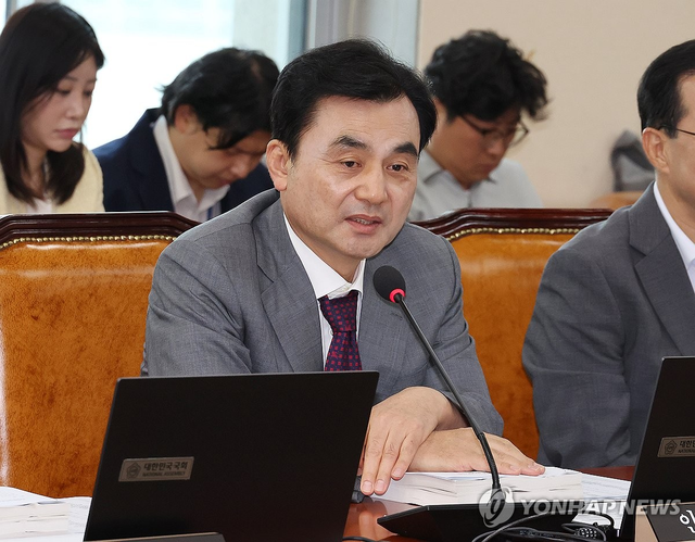 안규백 국방부 장관 후보자가 지난 9일 국회에서 열린 기획재정위원회 전체회의에 참석해 인사말 하고 있다.  [연합뉴스]