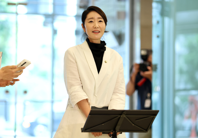 강선우 여성가족부 장관 후보자가 지난달 26일 인사청문회 준비 사무실이 마련된 서울 이마빌딩에 도착, 취재진 질문에 답하고 있다. [연합뉴스]