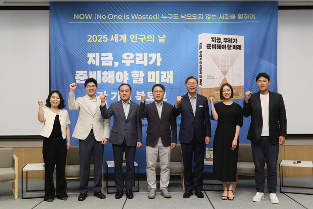 김창범 한경협 부회장이 9일 서울 영등포구 FKI타워에서 열린 ‘지금, 우리가 준비해야 할 미래’ 출간 기념 북토크에서 참석자들과 기념 촬영하고 있다. 한국경제인협회 제공.