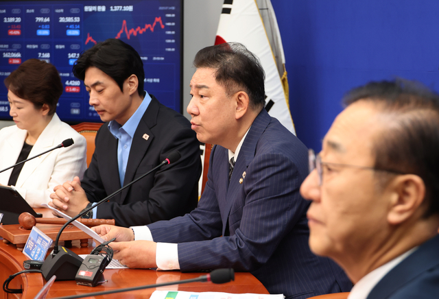 김병기(오른쪽 두번째) 더불어민주당 대표 직무대행 겸 원내대표가 14일 국회에서 열린 최고위원회의에서 발언하고 있다. [연합뉴스]