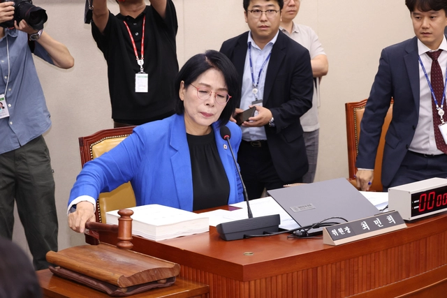 14일 국회 과학기술정보통신위원회 전체 회의에서 열린 배경훈 과학기술정보통신부 장관 후보자의 인사청문회에서 최민희 위원장이 산회를 선언하고 있다.<연합뉴스 사진>