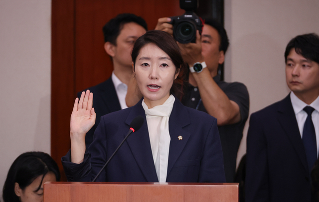 강선우 여성가족부 장관 후보자가 14일 국회 여성가족위원회에서 열린 인사청문회에서 선서하고 있다. [연합뉴스]