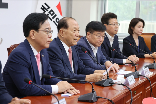 황우여 국민의힘 선거관리위원회 위원장(왼쪽 두번째)이 14일 국회에서 열린 당 대표 및 최고위원 선출 선거관리위원회 위촉장 수여식에서 발언하고 있다. [연합뉴스]