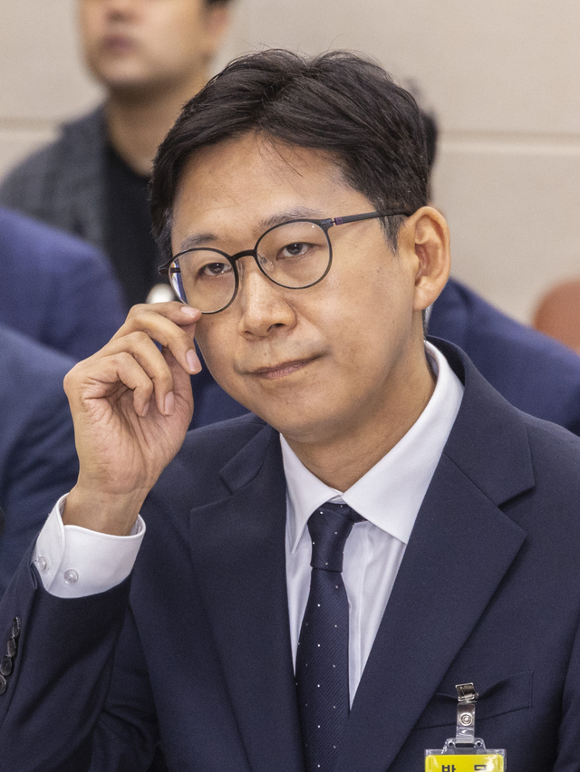 배경훈 과학기술정보통신부 장관 후보자가 14일 국회 과학기술정보방송통신위원회 전체 회의에서 열린 과기부 장관 인사청문회에 출석해 개회를 기다리고 있다.<연합뉴스 사진>