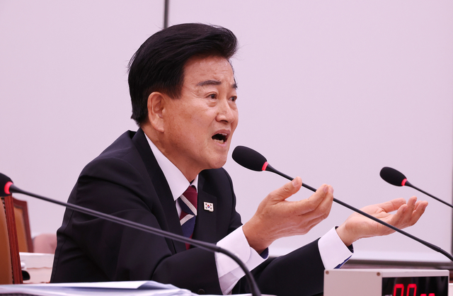 정동영 통일부 장관 후보자가 14일 국회 외교통일위원회에서 열린 인사청문회에 출석해 의원 질의에 답변하고 있다. [연합뉴스]