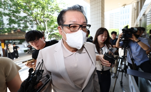 2018년 전국지방선거 공천헌금 의혹 혐의를 받는 ‘건진법사’ 전성배 씨가 23일 서울 양천구 서울남부지방법원에서 열린 정치자금법 위반 혐의 사건 1심 속행 재판에 출석하기 위해 법정으로 향하고 있다.  [연합뉴스]
