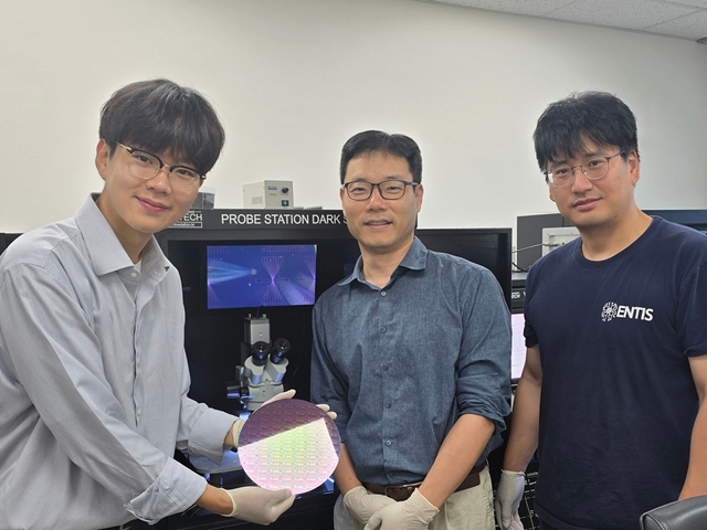 최신현 KAIST 전기및전자공학부석좌교수, 이종원 충남대 반도체융합학과 교수 공동연구팀이 생명체의 감각 신경계 기능을 모사하는 차세대 뉴로모픽 반도체 기반 인공 감각 신경계를 개발했다. KAIST 제공