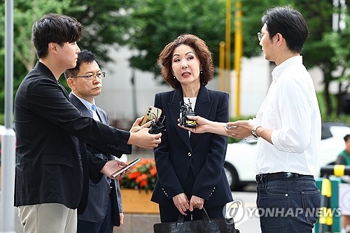 이진숙(가운데) 사회부총리 겸 교육부 장관 후보자가 30일 오전 서울 여의도 한국교육시설안전원에 마련된 인사청문회 준비 사무실로 출근하며 취재진과 질의응답하고 있다. [연합뉴스]