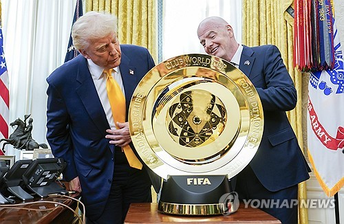 3월 클럽월드컵 우승트로피 공개하는 인판티노 FIFA 회장 [EPA=연합뉴스 자료사진]