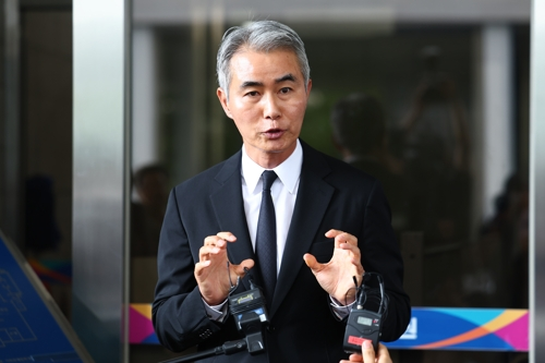 장현국 위메이드 전 대표가 15일 서울 양천 서울남부지방법원에서 열린 1심 선고공판에서 무죄를 선고받고 입장을 밝히고 있다. 연합뉴스