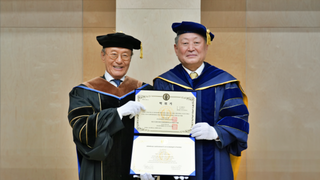 윤윤수(왼쪽) 미스토홀딩스 회장과 박정운 한국외대 총장.   [한국외국어대학교 제공]