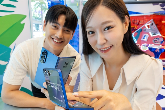 모델들이 KT ‘갤럭시 Z 폴드7·Z 플립7’ 사전 예약을 소개하고 있다. KT 제공