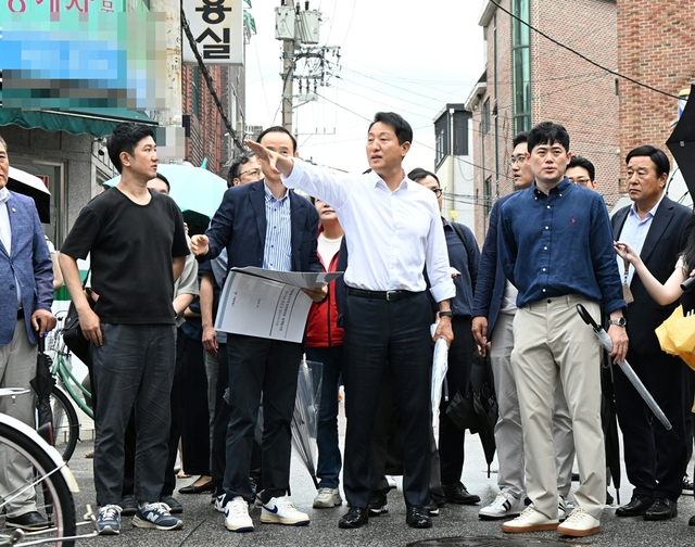오세훈 서울시장이 14일 신속통합 재개발 지역으로 지정된 서울 광진구 자양4동 현장을 방문해 사업지를 살펴보고 있다. [서울시 제공]