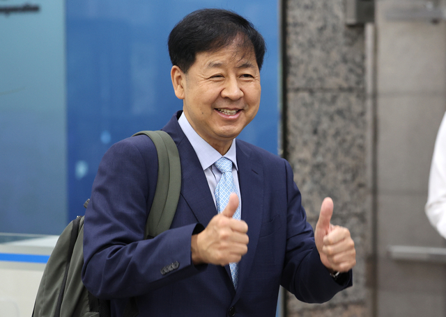 구윤철 경제부총리 겸 기획재정부 장관 후보자가 지난달 30일 서울 중구 예금보험공사에 마련된 인사청문회 준비사무실로 들어서고 있다. [연합뉴스]