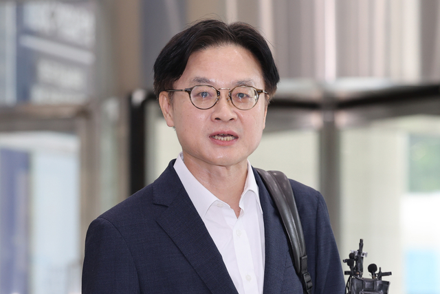 산업통상자원부 장관 후보자로 지명된 김정관 두산에너빌리티 사장. 지난달 30일 서울 강남구 한국기술센터에 마련된 인사청문회 준비사무실로 첫 출근하며 취재진의 질문에 답하고 있다. 연합뉴스.