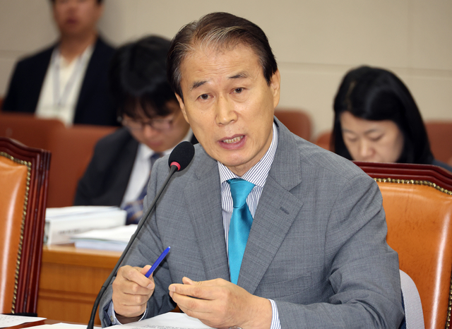 권오을 국가보훈부 장관 후보자가 15일 국회 정무위원회에서 열린 인사청문회에서 의원의 질의에 답하고 있다. [연합뉴스]