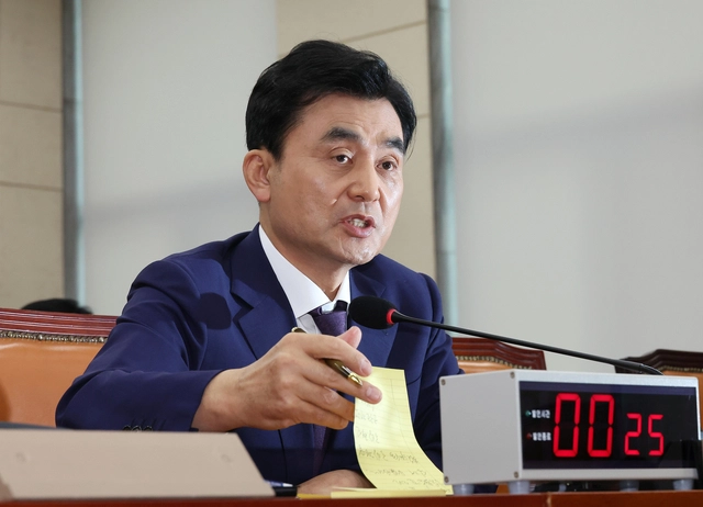 더불어민주당 5선 의원으로서 지명된 안규백 국방부 장관 후보자가 15일 국회 국방위원회에서 열린 인사청문회에서 의원 질의에 답변하고 있다.<연합뉴스 사진>