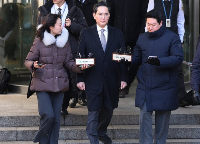 사진은 지난 2월 이재용 삼성전자 회장이 서초구 서울고법에서 열린 그룹 경영권 승계 관련 부당합병·회계부정 의혹 항소심 선고공판에서 무죄 판결을 받은 뒤 법원을 나서고 있는 모습. 연합뉴스
