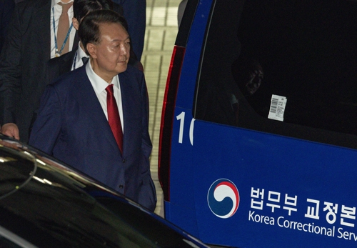 12·3 비상계엄과 관련해 특검의 수사를 받는 윤석열 전 대통령이 9일 서울 서초구 서울중앙지법에서 열린 구속 전 피의자 심문(영장실질심사)이 끝난 뒤 법원을 떠나고 있다.  [사진공동취재단=연합뉴스]