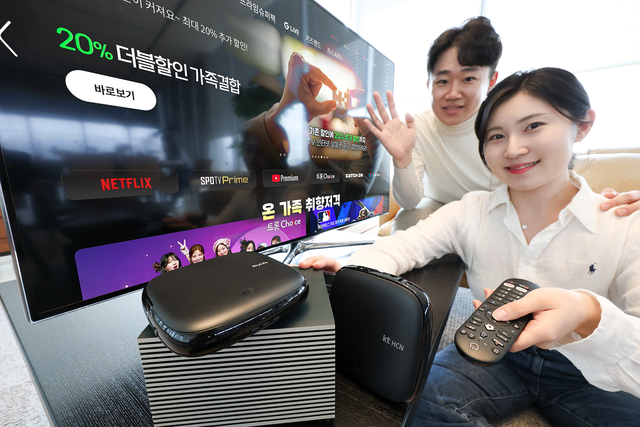 모델들이 아이핏(ipit) TV 화면 앞에서 KT스카이라이프와 KT HCN 셋톱박스와 함께 KT 그룹의 미디어 플랫폼 확대를 소개하고 있다. KT 제공
