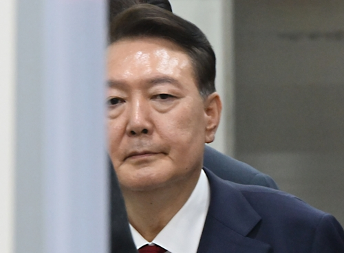 비상계엄 사태 관련 내란 혐의를 받는 윤석열 전 대통령이 지난 9일 서울 서초구 서울중앙지방법원에서 구속 전 피의자 심문(영장실질심사)을 마치고 법원을 나서고 있다.  [사진공동취재단]