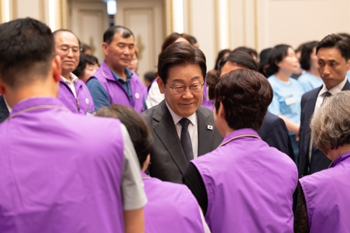이재명 대통령이 16일 청와대 영빈관에서 열린 ‘기억과 위로, 치유의 대화’ 사회적 참사 유가족 간담회에서 10·29 이태원 참사 유가족과 인사하고 있다.  [대통령실 제공]