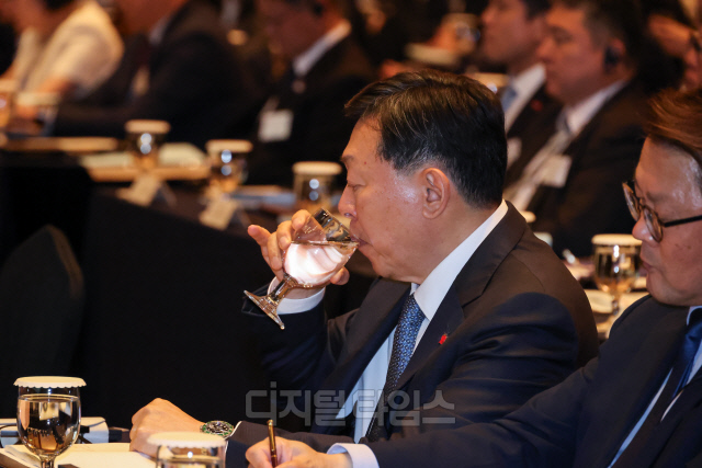 신동빈 롯데그룹 회장이 지난 5월 27일 서울 중구 롯데호텔에서 열린 제57회 한일경제인회의에 참석해 물을 마시고 있다. 디지털타임스 DB.