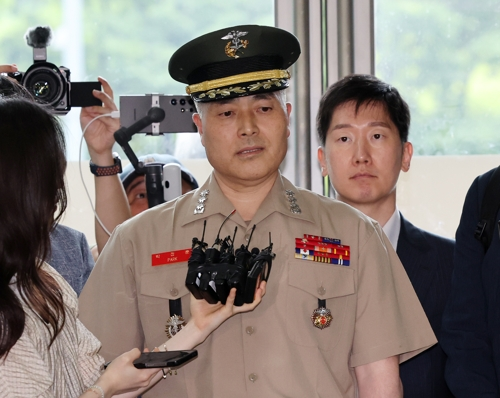 채상병 사망 사건 초동조사 당시 수사외압을 폭로했던 박정훈 해병대 수사단장(대령)이 16일 서울 서초구 순직해병특검 사무실에 참고인 신분으로 출석하며 취재진의 질문에 답하고 있다.   [연합뉴스]