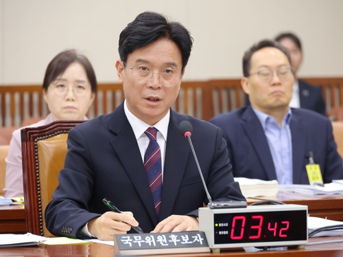 김영훈 고용노동부 장관 후보자가 16일 서울 여의도 국회 환경노동위원회에서 열린 인사청문회에서 의원 질의에 답변하고 있다. [연합뉴스]