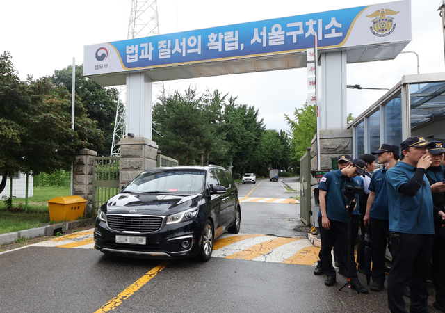 15일 경기도 의왕시 서울구치소에서 경광등을 한 차량이 구치소를 나서는 모습. [연합뉴스]