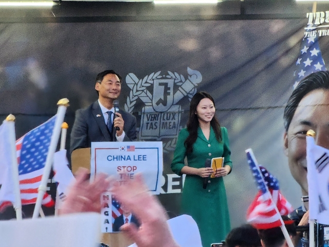 부정선거 음모론으로 논란을 빚어온 모스 탄 리버티대 교수가 지난 15일 서울대 정문 앞에서 간담회를 열고 윤석열 전 대통령의 비상계엄 선포를 옹호하고 있다. [연합뉴스]