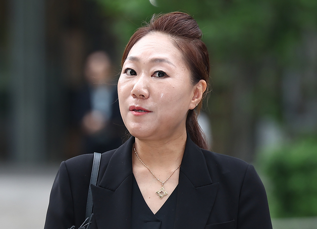 ‘명태균 의혹’ 최초 제보자인 강혜경씨가 16일 김건희 특검의 참고인 조사를 위해 서울 종로구 KT광화문빌딩 웨스트에 마련된 특검 사무실에 출석하며 취재진 질문에 답하고 있다. [연합뉴스]