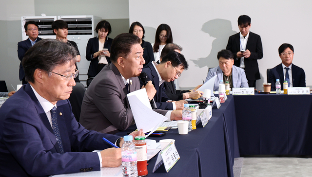 김병기 더불어민주당 대표 직무대행 겸 원내대표가 16일 서울 서초구 aT센터 농수산물 온라인도매시장 종합상황실에서 열린 물가대책 TF 현장방문 간담회에서 발언하고 있다. [연합뉴스]