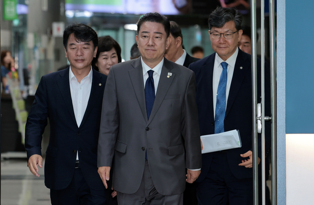 김병기 더불어민주당  대표 직무대행 겸 원내대표가 16일 서울 서초구 aT센터 농수산물 온라인도매시장 종합상황실에서 열린 물가대책 TF 현장방문 간담회에 입장하고 있다. [연합뉴스]