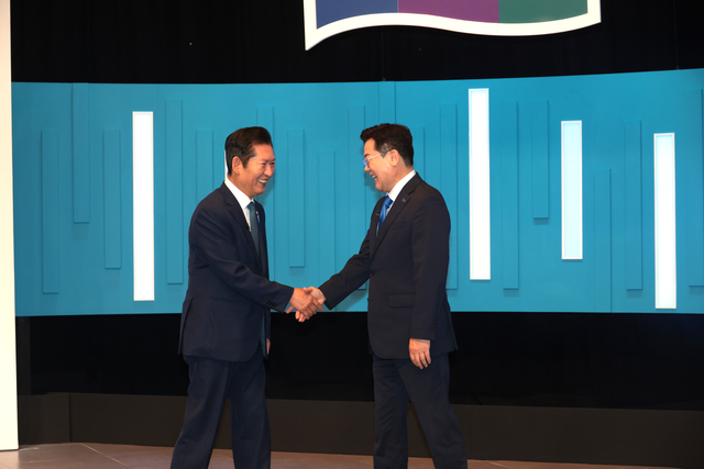 정청래·박찬대 더불어민주당 당대표 후보(기호 순)가 16일 서울 양천구 목동 SBS에서 민주당 당대표 후보 1차 TV토론회에서 악수하고 있다. [연합뉴스]