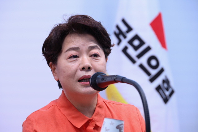 윤희숙 국민의힘 혁신위원장이 16일 서울 여의도 중앙당사에서 인적쇄신 등 개혁방안과 관련해 기자간담회를 하고 있다.<연합뉴스 사진>