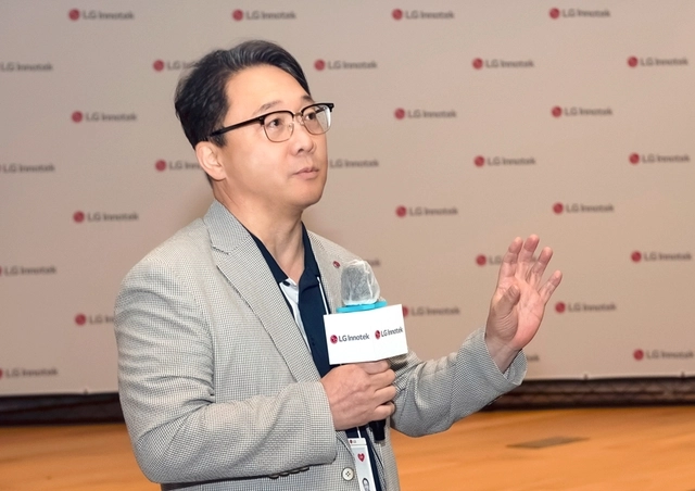 LG이노텍은 지난 15일 서울 강서구 LG사이언스파크 마곡 본사에서 ‘차세대 디지털키 솔루션 기술 설명회’를 개최했다. 사진은 유병국 전장부품사업부장(전무)가 발표하고 있는 모습. LG이노텍 제공