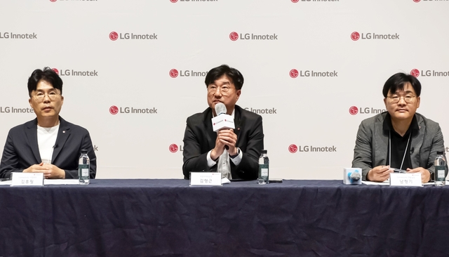 LG이노텍은 지난 15일 서울 강서구 LG사이언스파크 마곡 본사에서 ‘차세대 디지털키 솔루션 기술 설명회’를 개최했다. 사진은 김홍필(왼쪽부터) 커넥티비티 사업담당(상무)와 김형근 전장마케팅담당, 남형기 커텍티비티 개발실장이 질의응답을 하고 있는 모습. LG이노텍 제공