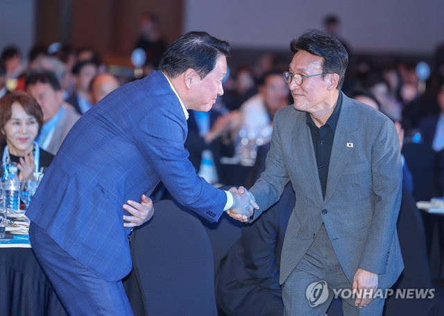 김민석 국무총리가 16일 경북 경주시 라한셀렉트 호텔에서 열린 제48회 대한상공회의소 하계포럼에서 기조연설을 마치고 최태원 대한상공회의소 회장과 악수하고 있다. 연합뉴스